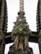 Sommet du portail central : arbre aux colombes blanches / Espagne, Barcelone, Sagrada Familia