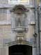 Petite statue de saint au dessus d'une porte / France, Franche Comté, Besancon
