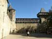 Hourds installés sur les remparts entre les tours vus de la cour d'honneur / France, Languedoc Roussillon, Carcassonne, Chateau Comtal
