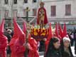 Hommes cagoulés de rouge, femmes en noir, procession de la Sanch