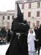 Homme masqué de noir et fillette en blanc, Procession de la Sanch