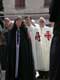 Hommes et femme en manteaux aux croix rouges potencées, Procession de la Sanch