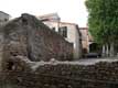 Mur de galets et briques devant église St Jacques / France, Languedoc Roussillon, Perpignan