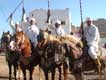 Chasseurs marocains fusils levÃ©s et chevaux dÃ©corÃ©s / Maroc