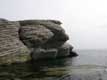 Rocher en couches striées plonge dans la mer / Canada, Gaspesie, Parc Forillon