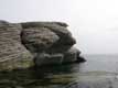 Rocher en couches stries plonge dans la mer