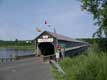 Le plus long pont couvert du monde : évite l\'accumulation de neige l\'hiver, ne glisse donc pas, ne s\'écroule pas, n\'effraie pas les animaux qui croient entrer dans une grange... / Canada, Nouveau Brunswick, Hartland Pont Couvert