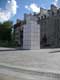 Un flacon de Chanel N�5 ? Non, le monument de la Place de Paris / Canada, Qu�bec