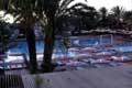 Piscine de l'hotel et parasols