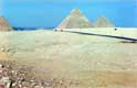 pyramides monumentales surplombant la ville / Egypte