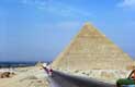 Route le long des Pyramides et menant à la ville