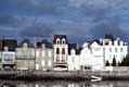 Alignement de maisons différentes le long du quai