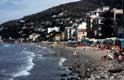 Baigneurs et baraques de plage / Italie
