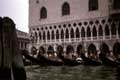 Alignement de gondoles devant le palais à colonettes / Italie, Venise