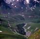 Route tracant des courbes dans la vallée / France, Hautes Pyrenees