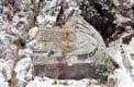 Sculpture de bateau sur le rocher et plaque commémorative / Grece