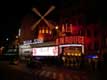 Le Moulin rouge illuminé la nuit / France, Paris