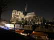 CathÃ©drale Notre Dame la nuit et pÃ©niche sur le Seine
