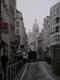 Les coupoles néo-byzantines de Montmartre apparaîssent au détour d'une rue