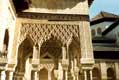 Cour des lions, Alhambra. Détail pierre sculptée et arabesques