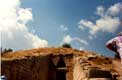 TrÃ©sor d'AtrÃ©e : tombe Ã  coupole, imposant tombeau de roi semi enterrÃ©, comme un tumulus ( Agamemnon ) / Grece, Mycenes