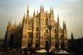Cathédrale de Milan située à piazza del Duomo, 1 des plus hautes du monde avec 1 fleche à  108 m, décorée de 2000 statues ses 136 fleches lui ont valu le surnom de hérisson de marbre / Italie, Milan