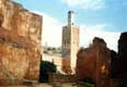 Minaret au milieu des murs en ruines / Maroc, Rabat