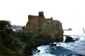 fort sur rocher dans  la mer