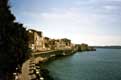 Maisons et promenade sur la jetÃ©e en bord de mer / Sicile, Syracuse