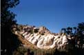Surprenante ligne de rochers blancs érodés sous le village perché / Turquie, Cappadoce