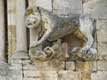 Animal mythique entourant le portail de l'Eglise du Monastère Sant Pere / Espagne, Garrotxa, Besalu