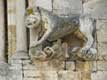 Animal mythique entourant le portail de l'Eglise du Monast�re Sant Pere / Espagne, Garrotxa, Besalu