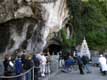 Grotte de Massabielle, renfoncement dans une paroi rocheuse le long du Gave de Pau : lieu des apparitions mariales à Bernadette Soubirous en 1858