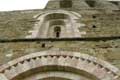 Archivolte du portail et fenêtre de même composition de différents marbre roses / France, Languedoc Roussillon, Prieuré de Marcevol