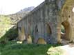 Aqueduc romain de 170m de long formant un pont au dessus de l'Agly.  Au plus haut, il est à 15m au dessus du niveau de l'eau. Il fut construit au IIIe siècle / France, Languedoc Roussillon, Ansignan