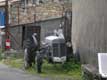 Vieux tracteur gris
