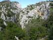 La profonde gorge taillée par les eaux chaudes gorgées de gaz carbonique et la falaise ou trône l'Ermitage / France, Languedoc Roussillon, Gorges de Galamus