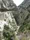 Route creusée dans la roche, rivière l'Agly en bas du canyon / France, Languedoc Roussillon, Gorges de Galamus