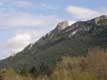 éperon rocheux sur lequel se devinent les ruines du château cathare de Perperthuse / France, Languedoc Roussillon, Perpertuse