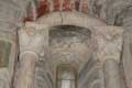 fen�tres � double �brasement ouvrant vers l'est. 2 colonnes et chapiteaux soutiennent un tore
