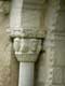 Chapiteau orné de visages sculptés, au dessus, un Christ en pleurs, portail de marbre