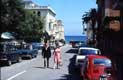 Couple dans la rue en italie face à la mer / Italie