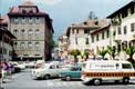 Voitures et camionette sur le parking du village / Italie, Dolomites