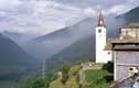 Clocher blanc surplombe la vallÃ©e / Italie, Dolomites