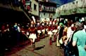 Majorettes défilant dans le village / Italie, Dolomites