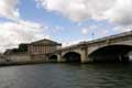 Pont de la concorde construit avec les pierres de la bastille après la révolution.  Palais Bourbon