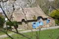 Maison au toit de chaume et volets bleus / France, Bretagne, Marzan