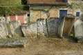 Sarcophages mérovingiens fichés en terre formant les murs du cimetière