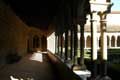Cloître aux arcades sont ogivales, retombant sur des colonnettes minces en marbre de Ceret / France, Languedoc Roussillon, Arles sur Tech