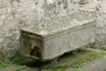 Sarcophage paléochrétien ayant protégé les reliques il y a 1000 ans. Dés 1591 un manuscrit atteste la présence d'eau dans le sarcophage, pourtant isolé du sol